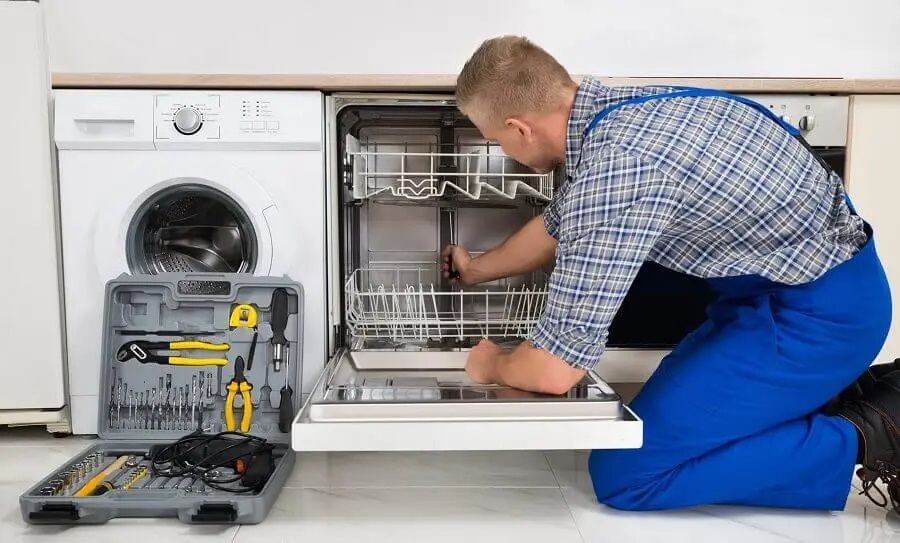 Bahçelievler Philips servisi teknisyen ekibi beyaz eşya tamiri yaparken